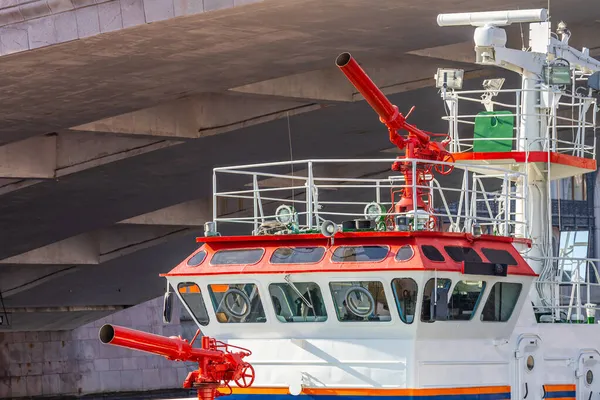  MOSCOW, RUSSIA - 15 Ekim 2021: Moskova Nehri üzerinde büyük parlak kırmızı ve beyaz tekne yüzüyor