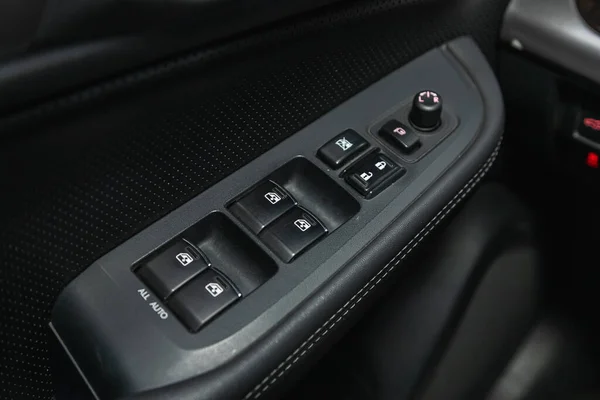 2021年9月25日 俄罗斯新锡尔斯克 Subaru Outback Side Door Buttons Window Mirror Adjustment — 图库照片