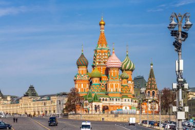 St. Güneşli mavi gökyüzünde, Kızıl Meydan 'daki Basil Katedrali. Kızıl Meydan, Rusya 'da Moskova' da popüler turnuvalar anlamına geliyor,