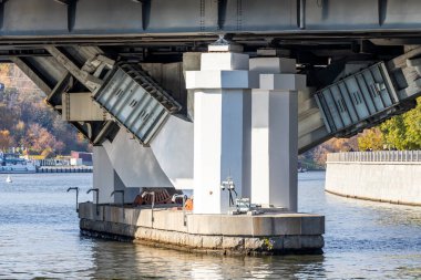 Otoyol köprüsü kemeri ve yapısal destek bir nehre karşı