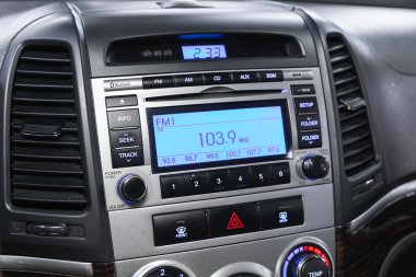 Novosibirsk, Rusya - 30 Ekim 2021: Hyundai Santa Fe, Audio stereo sistemi, kontrol paneli ve cd