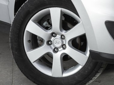 Novosibirsk, Rusya - 30 Ekim 2021: Hyundai Santa Fe, hafif alaşımlı tekerlekle arabanın ön tarafını kapatın.