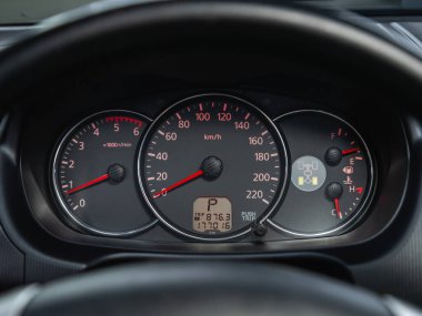 Novosibirsk, Rusya - 25 Eylül 2021: Mitsubishi Pajero Spor, Araç paneli, dijital parlak hız göstergesi, kilometre sayacı ve diğer araçlar
