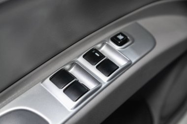Novosibirsk, Rusya - 25 Eylül 2021: Mitsubishi Pajero Spor, yan kapı düğmeleri: pencere, ayna ayarlama düğmeleri, kapı kilidi. Araba içeride.