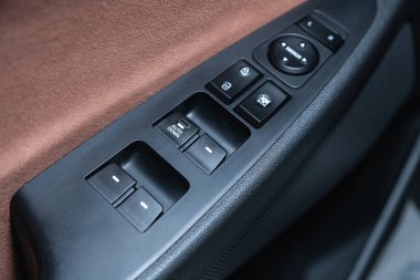 Novosibirsk, Rusya - 03 Ekim 2021: Hyundai Tucson, yan kapı düğmeleri: pencere, ayna ayarlama düğmeleri, kapı kilidi. Araba içeride.