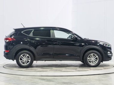 Novosibirsk, Rusya - 03 Ekim 2021: siyah Hyundai Tucson, yan görüş. Novosibirs 'deki bir otoparkta modern lüks bir SUV' un fotoğrafı.
