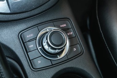 Novosibirsk, Rusya - 03 Ekim 2021: Mazda CX-5, modern merkezi konsolu araç panelinde düğmeleri olan yakın çekim, ticari işaret yok