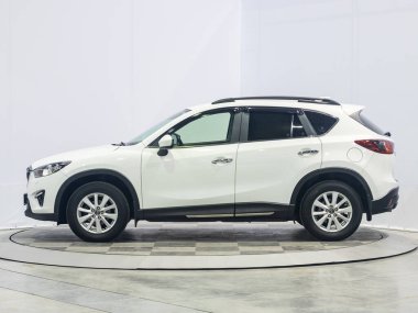 Novosibirsk, Rusya - 03 Ekim 2021: beyaz Mazda CX-5, yan görüş. Novosibirs 'deki bir otoparkta modern lüks bir SUV' un fotoğrafı.