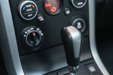 Novosibirsk, Rusya - 03 Ekim 2021: Suzuki Grand Vitara, Vites Vardiyası. Arabanın otomatik vites kutusu, arabanın içi.