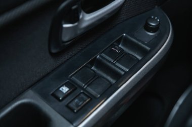 Novosibirsk, Rusya - 3 Ekim 2021: Suzuki Grand Vitara, yan kapı düğmeleri: pencere, ayna ayarlama düğmeleri, kapı kilidi. Araba içeride.