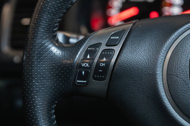 Novosibirsk, Rusya - 03 Ekim 2021: Honda Accord, hızlı kontrol için çok fonksiyonlu modern siyah direksiyon, yakın çekim.