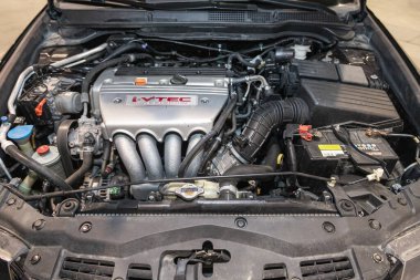 Novosibirsk, Rusya - 03 Ekim 2021: Honda Accord, Otomobil Motoru. İçten yanmalı motor, araba parçaları, ayreylin