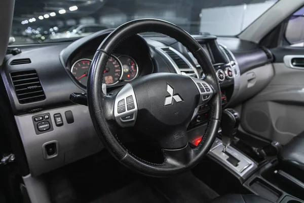 Novosibirsk Ρωσία Σεπτεμβρίου 2021 Mitsubishi Pajero Sport Τιμόνι Ταμπλό Ταχύμετρο — Φωτογραφία Αρχείου