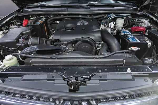 2021年9月25日 俄罗斯Novosibirsk Mitsubishi Pajero Sport Car Engine Close 内燃机 汽车零部件 — 图库照片