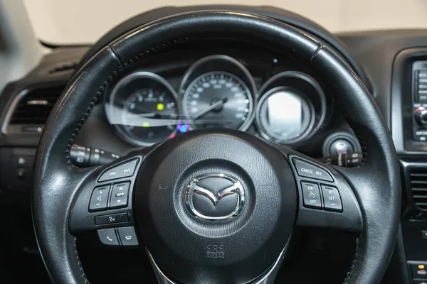 Novosibirsk Rusya Ekim 2021 Mazda Direksiyon Simidi Hız Göstergesi Takometre — Stok fotoğraf
