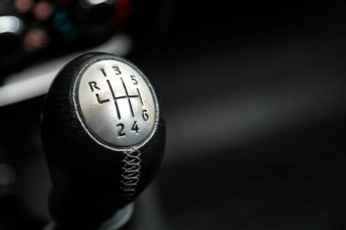 Otomatik vites kutusunun yakın görüntüsü. İç araba, otomatik şanzıman vites lastiği.