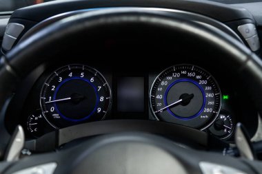 Araba paneli, dijital parlak hız göstergesi, kilometre sayacı ve diğer araçlar