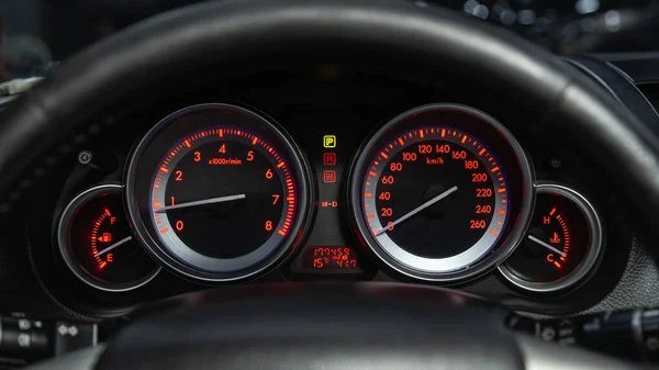 新しい車の内装の詳細 速度計 タコメーター及びステアリング — ストック写真