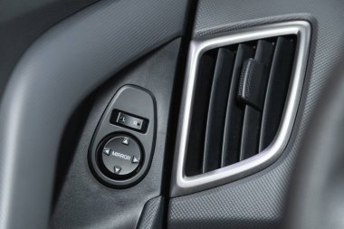 Novosibirsk, Rusya - 30 Ekim 2021: Hyundai Creta, yeni bir arabanın yan ayna kontrol panelini kapatın.