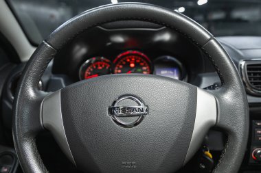 Novosibirsk, Rusya - 30 Ekim 2021: Nissan Terrano, logo ve düğmeli direksiyon, hız göstergesi ve takhomete