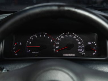 Novosibirsk, Rusya - 30 Ekim 2021: Toyota Corolla, Beyaz arka ışıklandırmalı Araç konsolu: Kilometre, hız göstergesi, takometre, yakıt seviyesi, su sıcaklığı ve sabah