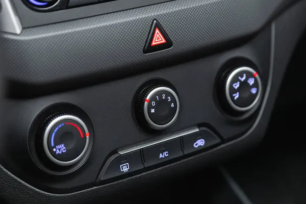 2021年10月30日 俄罗斯新锡尔斯克 现代克雷塔 黑色细节 车内装有空调按钮 — 图库照片