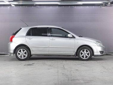 Novosibirsk, Rusya - 30 Ekim 2021: Toyota Corolla, yan görüş. Otoparkta küçük bir araba.  