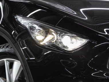 Novosibirsk, Rusya - 30 Ekim 2021: Infiniti FX, arabanın ön tarafı. Siyah araba farları.