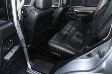 Novosibirsk, Rusya - 30 Ekim 2021: Mitsubishi Pajero, Araç içi, arka koltukların bir kısmı