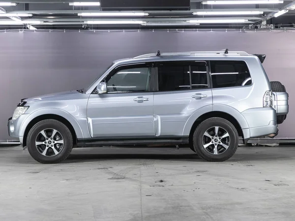 Novosibirsk, Rusya - 30 Ekim 2021: gümüş Mitsubishi Pajero, yan görüş. Park yerinde küçük bir SUV.  