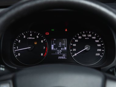 Novosibirsk, Rusya - 30 Ekim 2021: Hyundai Creta, Beyaz arka ışıklandırmalı Araç konsolu: Kilometre, hız göstergesi, takometre, yakıt seviyesi, su sıcaklığı ve sabah