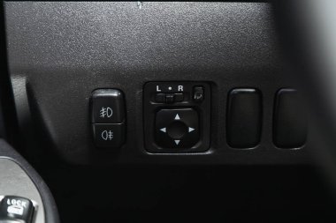 Novosibirsk, Rusya - 30 Ekim 2021: Mitsubishi Pajero, yeni bir arabanın yan ayna kontrol panelini kapatın.