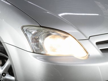 Novosibirsk, Rusya - 30 Ekim 2021: Toyota Corolla, arabanın önü. Gümüş araba farları