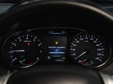 Novosibirsk, Rusya - 30 Ekim 2021: Nissan X-Trail, modern otomobil kontrol paneli hız gösterimi 