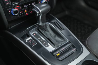 Novosibirsk, Rusya - 4 Kasım 2021: Audi A4, Araç Detaylandırması. Otomatik iletim kolu vardiyası