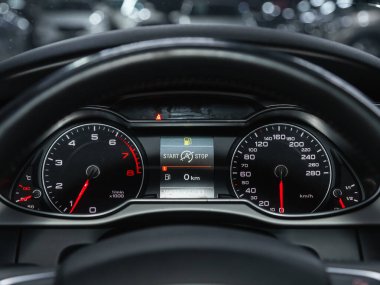 Novosibirsk, Rusya - Kasım 04, 2021: Audi A4, modern otomobil kontrollü panel hız gösterimi 