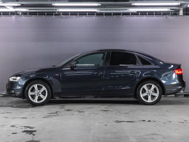 Novosibirsk, Rusya - Kasım 04, 2021: Mavi Audi A4, yan görüş. Otoparktaki iş arabası.  