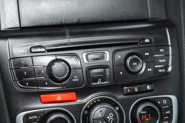 Novosibirsk, Rusya - Kasım 04, 2021: CITRON C4, Car ses sistemi konsepti. Arabada müzik çalar. 