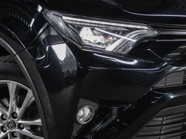 Novosibirsk, Rusya - 4 Kasım 2021: Toyota RAV-4, Ayrıntılı aracın güzelliği: siyah SUV 'nin temiz farları