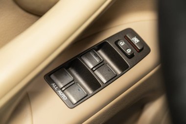 Novosibirsk, Rusya - Kasım 04, 2021: Lexus LX570, Pencere kontrol paneli, kapı kilidi düğmesi ve ayna kontrolü