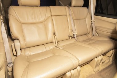 Novosibirsk, Rusya - Kasım 04, 2021: Lexus LX570, emniyet kemeriyle bej arka koltuklara yakın plan.