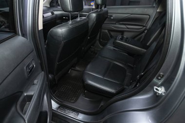 Novosibirsk, Rusya - 30 Ekim 2021: Mitsubishi Outlander, emniyet kemeri takılı siyah arka koltuklara yakın çekim.