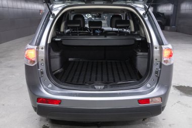 Novosibirsk, Rusya - 30 Ekim 2021: Mitsubishi Outlander, bir SUV arabasının bagajı açıldı