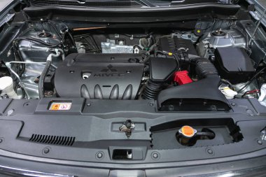 Novosibirsk, Rusya - 30 Ekim 2021: Mitsubishi Outlander, araba motorunun ön görüntüsünü kapatın. İçten yanmalı motor, araba parçaları, ayreylin