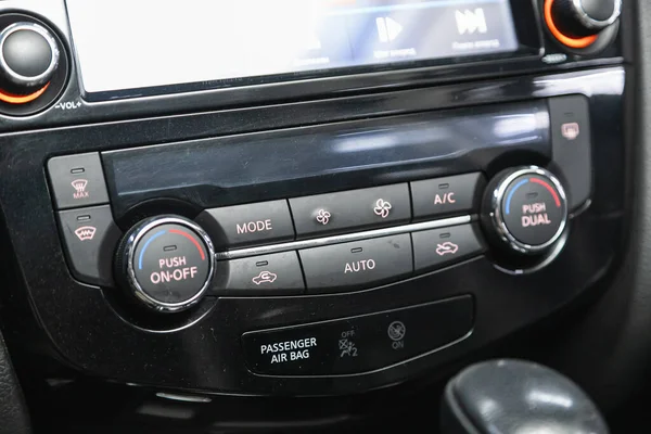 2021年10月30日 俄罗斯诺沃西比尔斯克 日产X线 用车内的空调按钮关闭汽车面板 — 图库照片