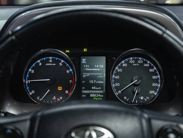 2021年11月4日 丰田Rav 现代汽车仪表盘控制面板速度显示屏 — 图库照片