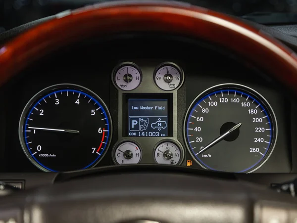 2021年11月4日 Lexus Lx570 现代汽车仪表盘控制面板速度显示屏 — 图库照片