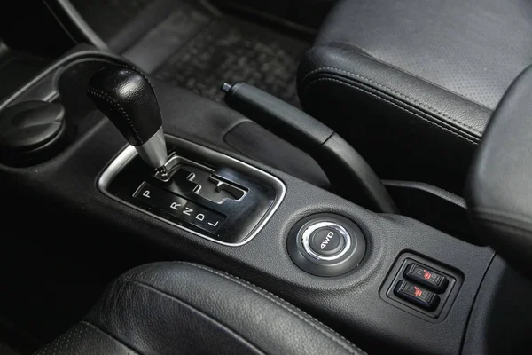 Novosibirsk, Rusya - 30 Ekim 2021: Mitsubishi Outlander, Araç Detaylandırması. Otomatik iletim kolu vardiyası