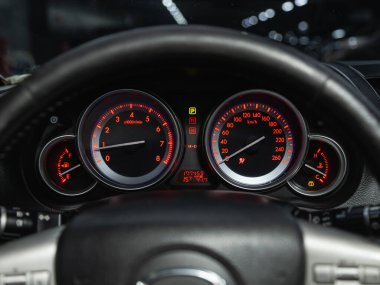 Novosibirsk, Rusya - 30 Ekim 2021: Mazda 6, Araç paneli, dijital parlak hız göstergesi, kilometre sayacı ve diğer araçlar