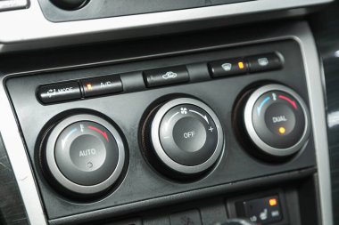 Novosibirsk, Rusya - 30 Ekim 2021: Mazda 6, görünür iklim kontrollü araç içi, alet panelinin parçasının ayarlanması